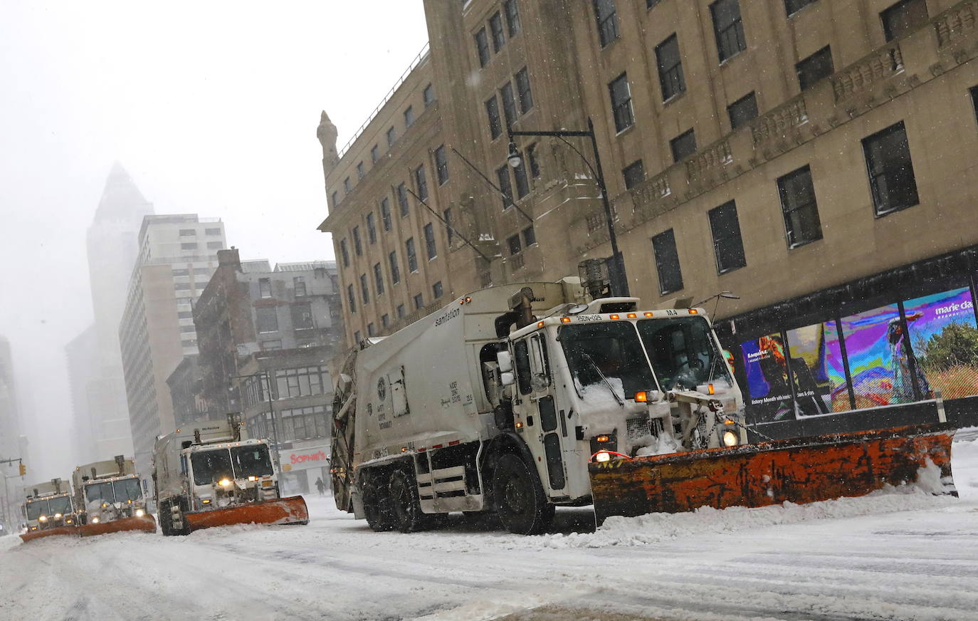 La primera gran nevada del año en Nueva York ha dejado imágenes impresionantes. Está incluso considerada como una de las más copiosas de la historia. Además, el cierre parcial del metro y la prohibición del tráfico de vehículos no esenciales provocó que muchos negocios tuviesen que cerrar ante la imposibilidad de que los empleados llegasen a los puestos de trabajo.