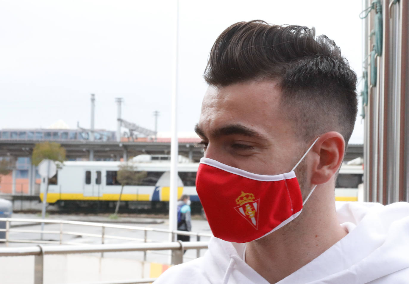 Víctor Campuzano ha llegado este martes a Gijón y ya ha podido conocer las instalaciones de Mareo. El delantero se ha mostrado «encantado» de poder jugar con el Sporting para «ayudar al equipo en lo que haga falta y a conseguir el objetivo de que el equipo suba a Primera División». 