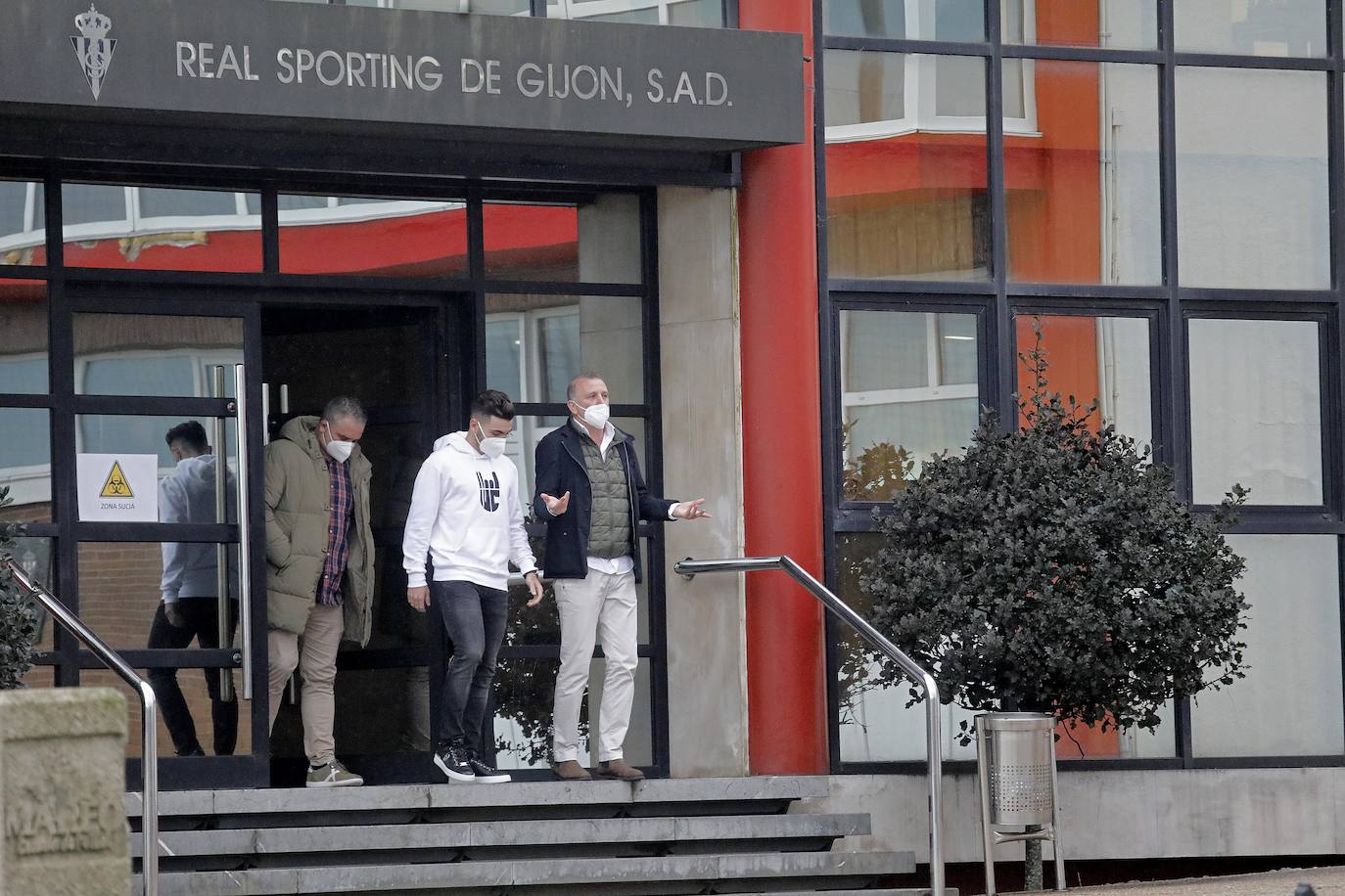 Víctor Campuzano ha llegado este martes a Gijón y ya ha podido conocer las instalaciones de Mareo. El delantero se ha mostrado «encantado» de poder jugar con el Sporting para «ayudar al equipo en lo que haga falta y a conseguir el objetivo de que el equipo suba a Primera División». 