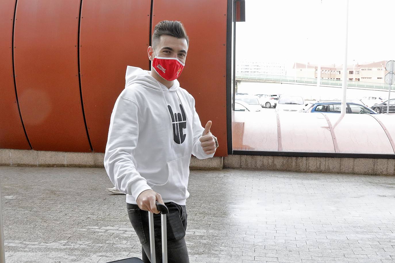 Víctor Campuzano ha llegado este martes a Gijón y ya ha podido conocer las instalaciones de Mareo. El delantero se ha mostrado «encantado» de poder jugar con el Sporting para «ayudar al equipo en lo que haga falta y a conseguir el objetivo de que el equipo suba a Primera División». 