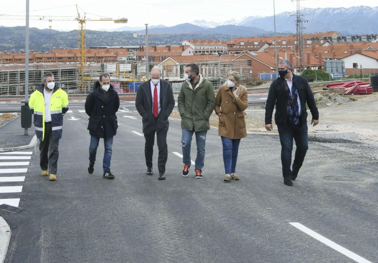  El alcalde, Ángel García, y el portavoz del equipo de gobierno, Alberto Pajares, con miembros de la plataforma vecinal de La Fresneda y de la constructora Los Álamos en el vial recién estrenado. 