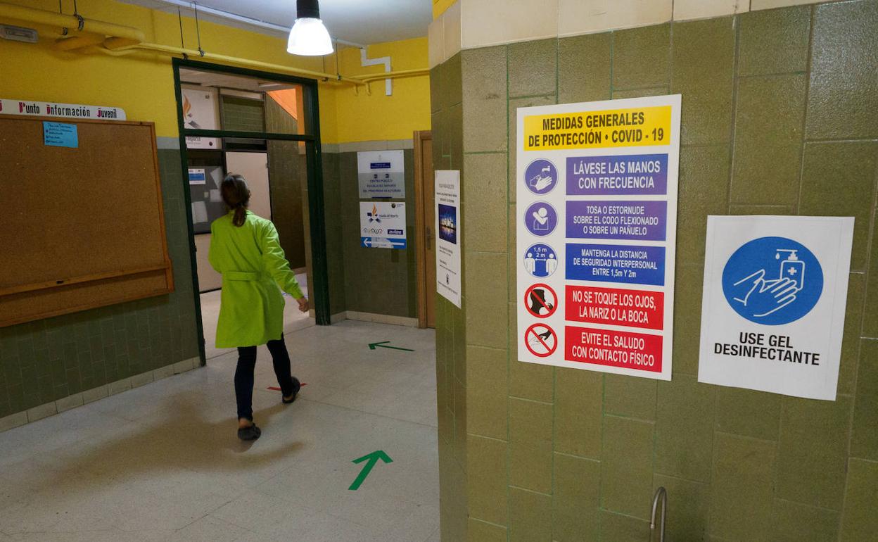 Cartel con indicaciones sanitarias en un centro educativo de Avilés.