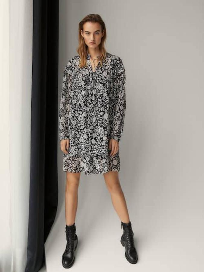 Vestido estampado de flores en negro y blanco de Massimo Dutti, 89,95 euros.