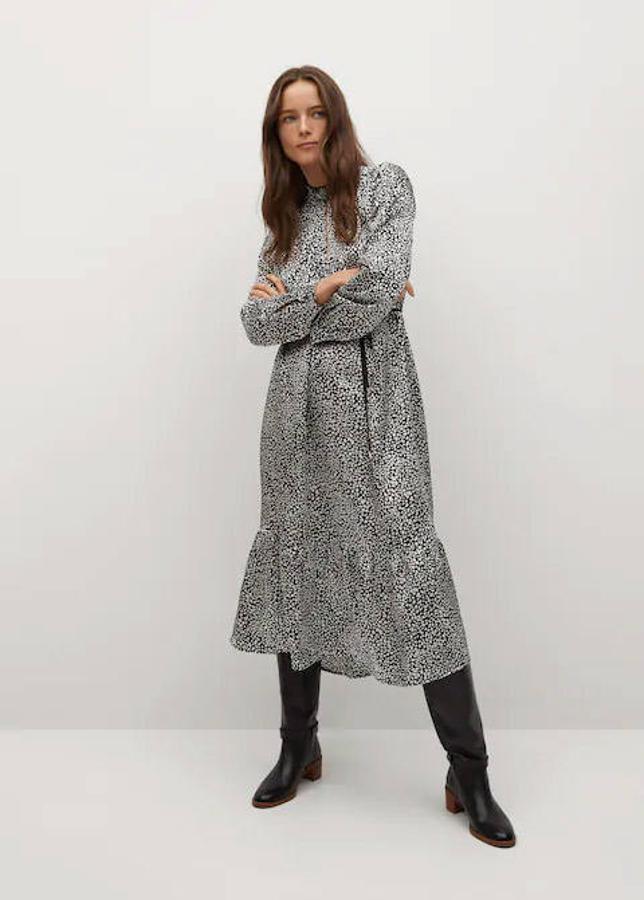 Vestido estampado con detalle de volante y efecto satinado de Mango, 39,99 euros.