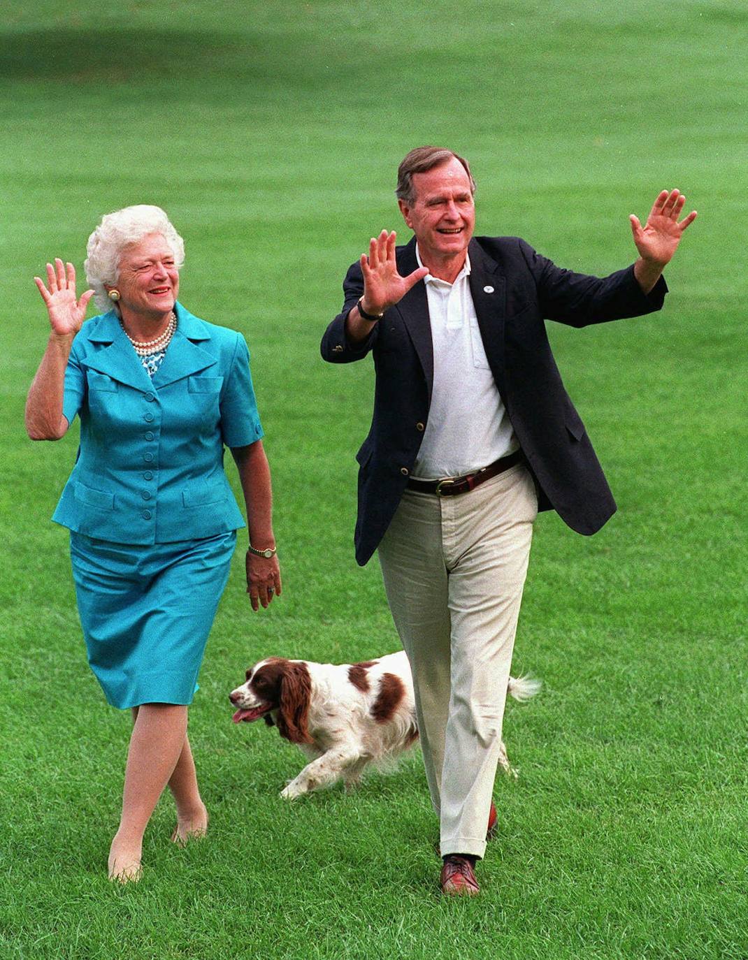 Georges Bush y su esposa pasean con su perro