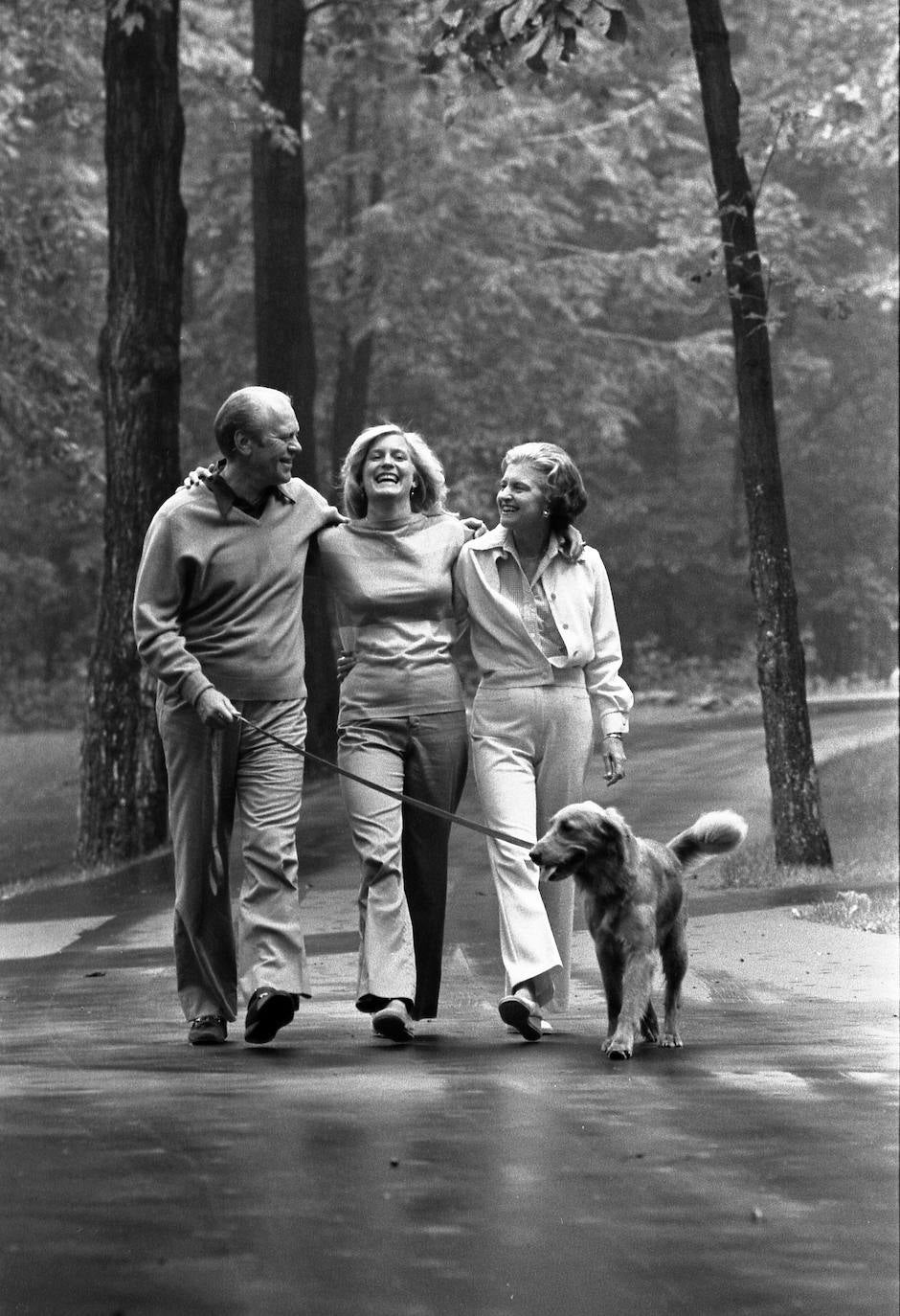 Gerald R. Ford (I) con su hija Susan (C) y su esposa Betty (D) paseando a su perro Liberty