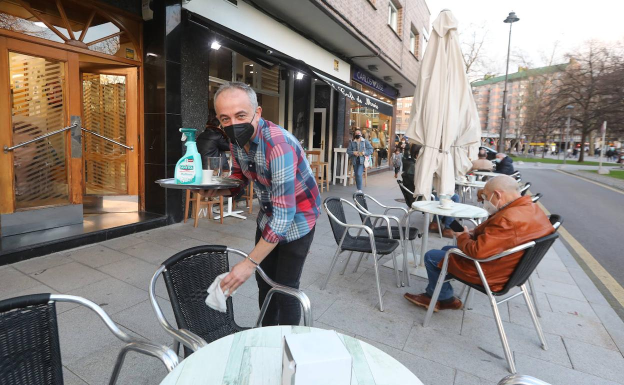 Un hostelero de Avilés limpia su terraza antes de que el Principado decretase el cierre total del sector. 