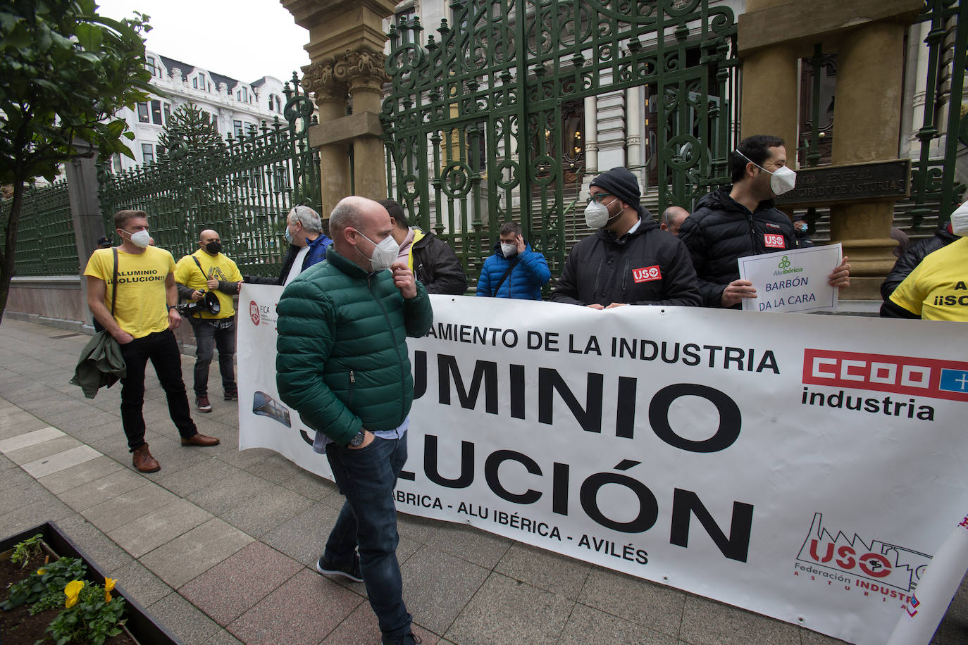 Trabajadores de la factoría avilesina de Alu Ibérica se han concentrado este jueves delante de la Junta General del Principado, en Oviedo, para reclamar al Gobierno regional que adopte medidas que ayuden a encontrar soluciones. 