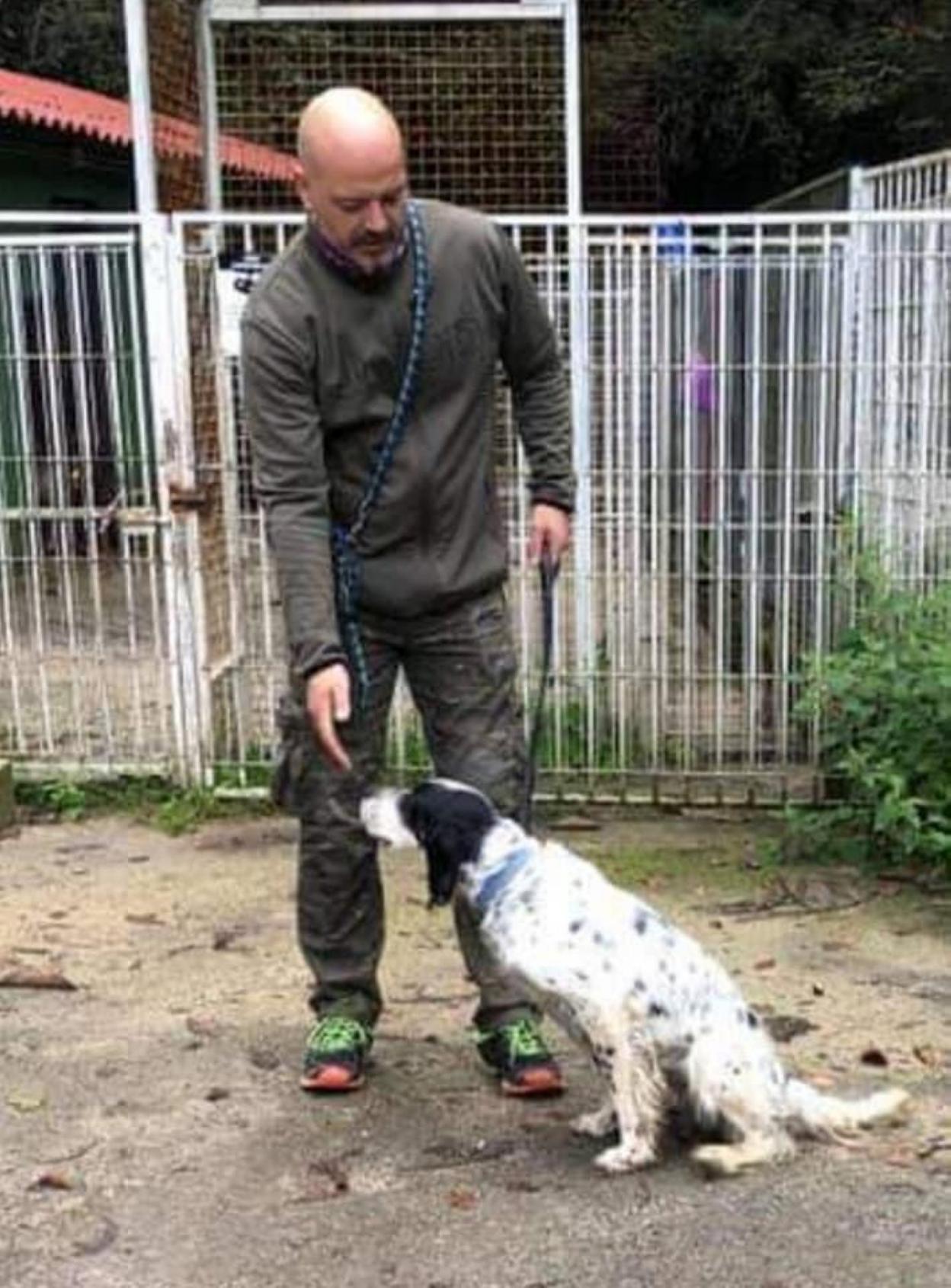 Tono, con uno de los perros del albergue de Mieres. 