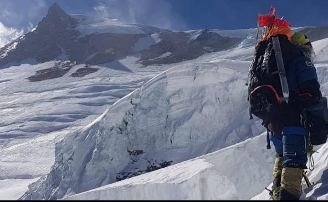 Alex Txikon ultima la estrategia ante el inminente ataque a cumbre en el Manaslu