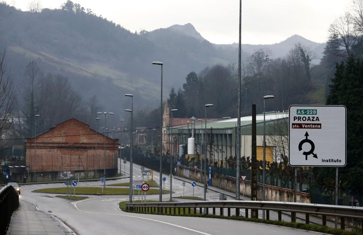 La rotonda que da acceso al instituto y la localidad. 