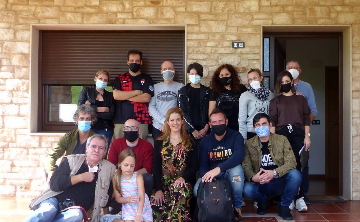 El equipo y los actores de 'Hadas' durante una sesión de rodaje en Piniella, en Illas. 