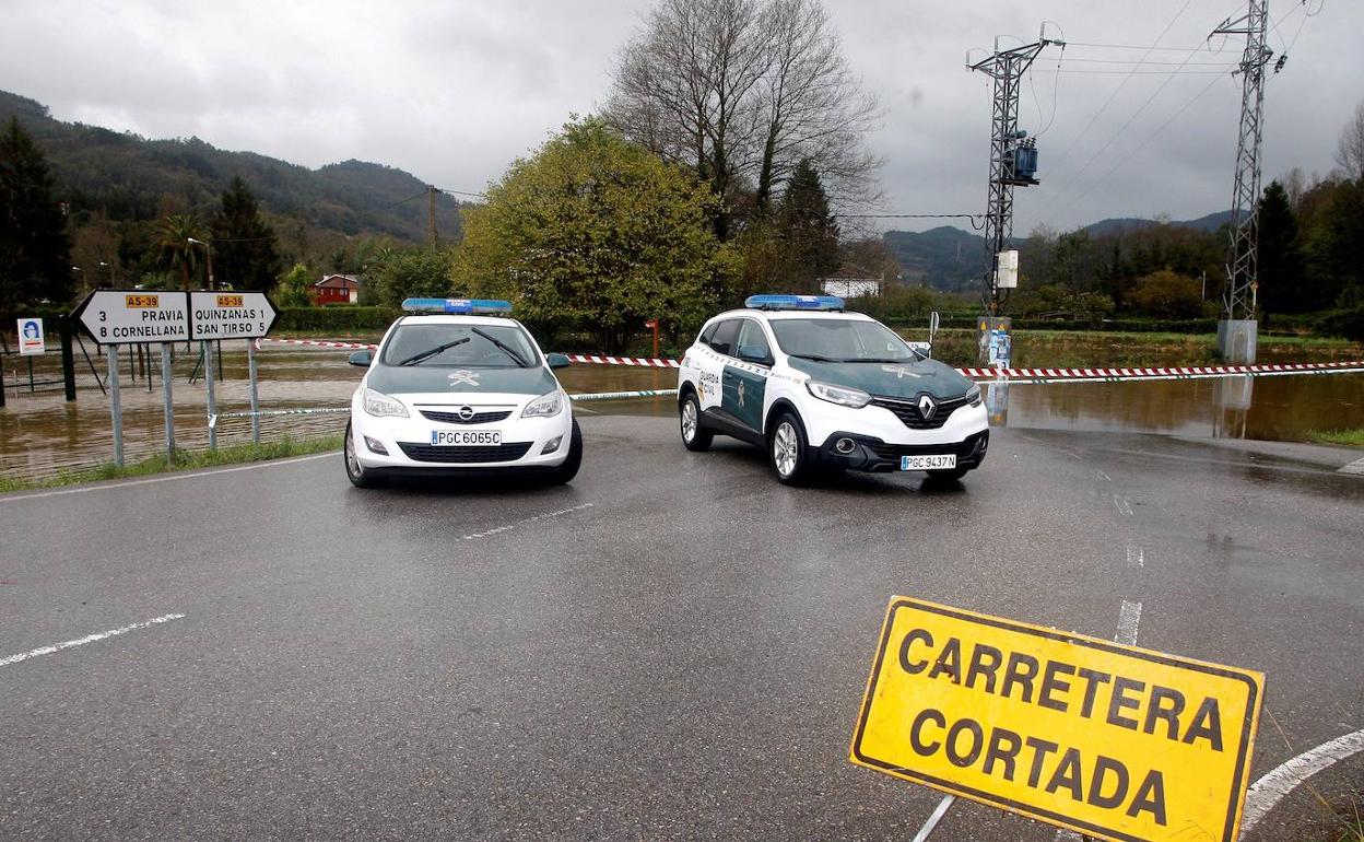 El temporal ha ocasionado numerosos desperfectos en la red viaria asturiana