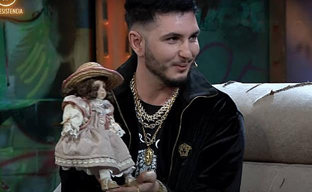 Omar Montes le regala a David Broncano una muñeca que le robó a Isabel Pantoja 