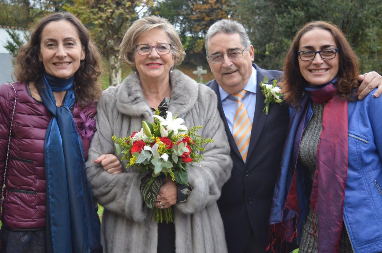 Eduardo Marbán, junto a su mujer, Begoña Loché, y sus hijas Esperanza y Raquel. 