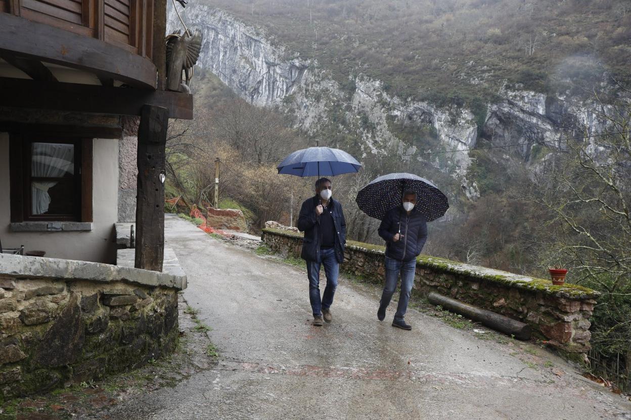 Manuel Calvo y Marcelino Martínez, en el acceso a Anzó. 