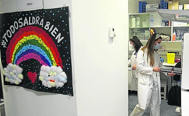 Los mensajes de ánimo están presentes en el loboratorio de Microbiología Hospital Central.