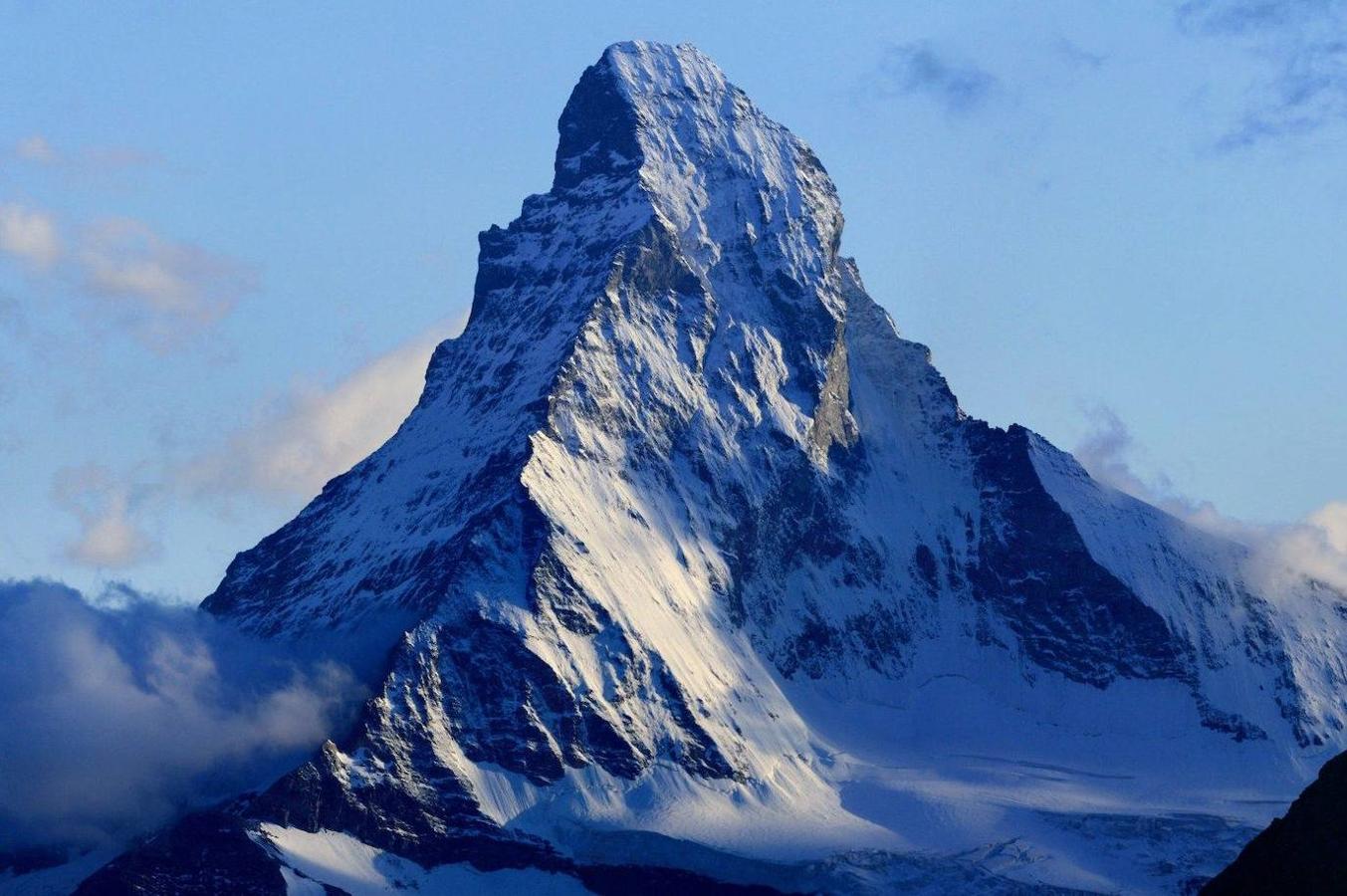 Monte Cervino (Suiza): El Monte Cervino es la montaña más famosa de los Alpes y su cumbre con 4.478 metros es la quinta cima más alta de los Alpes. Localizada en la frontera entre Suiza e Italia, esta montaña llama especialmente la atención por su imponente forma de pirámide y cada una de sus escarpadas caras en las que a menudo se producen numerosas avalanchas.