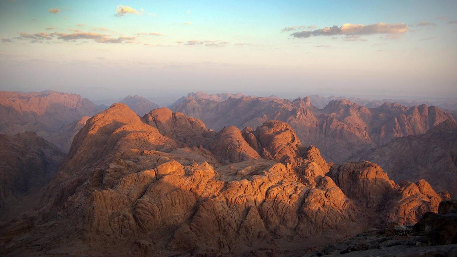 Monte Sinaí (Egipto): El monte Sinaí, también conocido como monte Horeb se encuetra al nordeste de Egipto, entre África y Asia. Un lugar conocido principalmente por ser, según el Antiguo Testamento, El lugar en el que Dios entregó a Moisés los Diez Mandamientos. A pesar de ser conocido en todo el mundo por ello, el monte Sinaí no es el más alto de la península de Sinaí ni de Egipto ya que su altitud es de 2.285 metros y se encuentra por debajo de los 2.642 metros del monte Catalina. Aún así ver salir el sol desde la cumbre es un espectáculo único que hace que muchos turistas y peregrinos caminen toda la noche para contemplarlo.