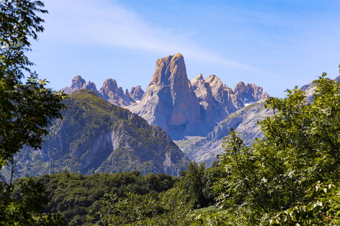 Picu Urriellu (Asturias): Sin necesidad de irnos muy lejos nos encontramos con una de las cumbres más visitadas y emblemáticas, como es el Picu Urriellu. Una de las montañas más bonitas de Asturias, así como también de toda España y que atrae a turistas de todo el mundo. Por eso no es de extrañar que su cima se haya convertido en un auténtico sueño para muchos montañeros y sobre todo escaladores. Y es que para acceder a la cima de esta gran mole caliza de 2.519 metros de altitud, que se encuentra en pleno Parque Nacional de Picos de Europa, tendrás que escalar o si no dominas este deporte, contratar los servicios de un guía de escalada.