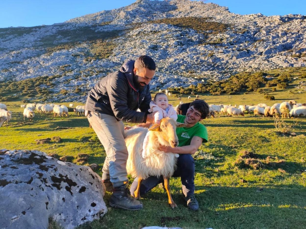 Nel Cañedo y su hija Candela, con el también pastor y elaborador de Gamonéu del puerto José Luis Alonso. 
