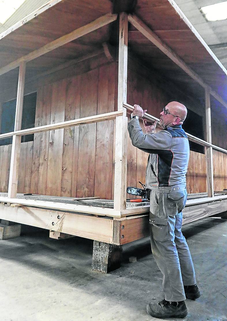 Miguel Pozuelo, en su taller de Tamón, donde construye un panera que luego trasladará a Infiesto. 