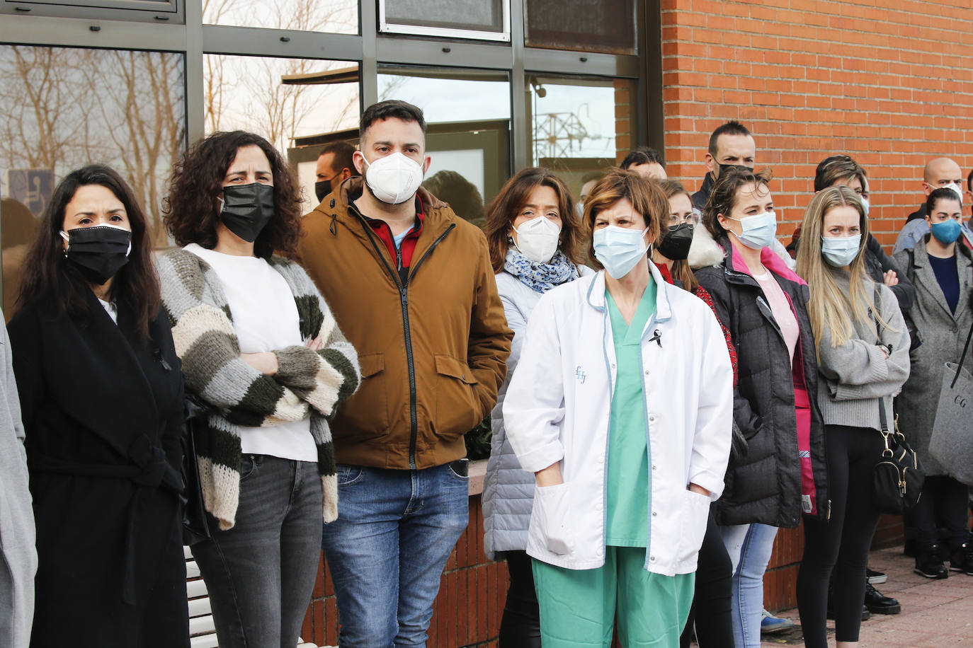 Con una honda emoción y sentimiento, compañeros y amigos del joven Pablo quisieron rendirle homenaje a las puertas de su centro de trabajo, el Hospital de Jove
