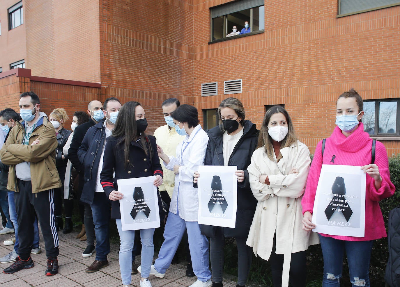 Con una honda emoción y sentimiento, compañeros y amigos del joven Pablo quisieron rendirle homenaje a las puertas de su centro de trabajo, el Hospital de Jove