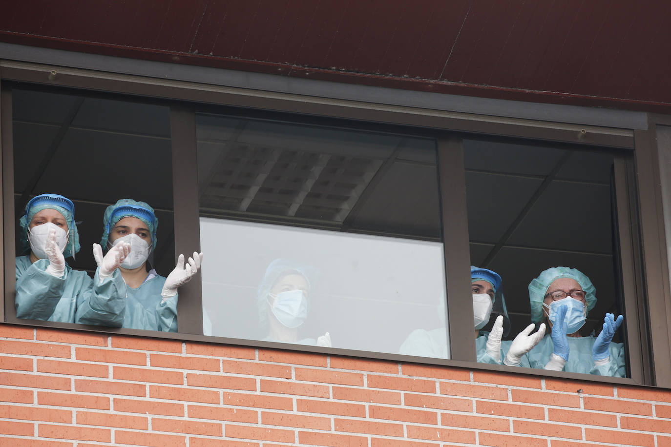 Con una honda emoción y sentimiento, compañeros y amigos del joven Pablo quisieron rendirle homenaje a las puertas de su centro de trabajo, el Hospital de Jove