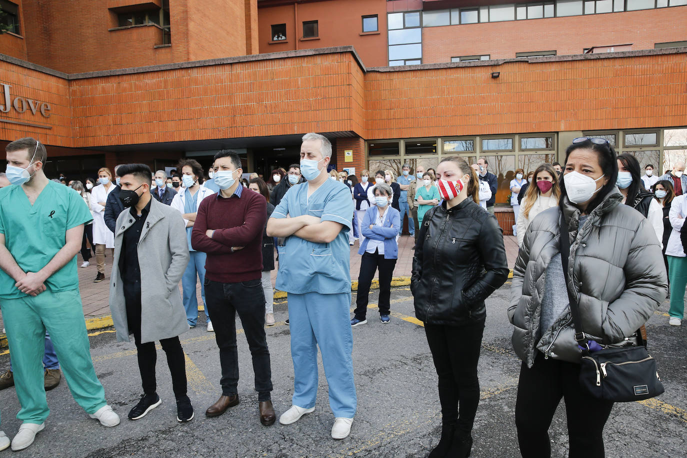 Con una honda emoción y sentimiento, compañeros y amigos del joven Pablo quisieron rendirle homenaje a las puertas de su centro de trabajo, el Hospital de Jove