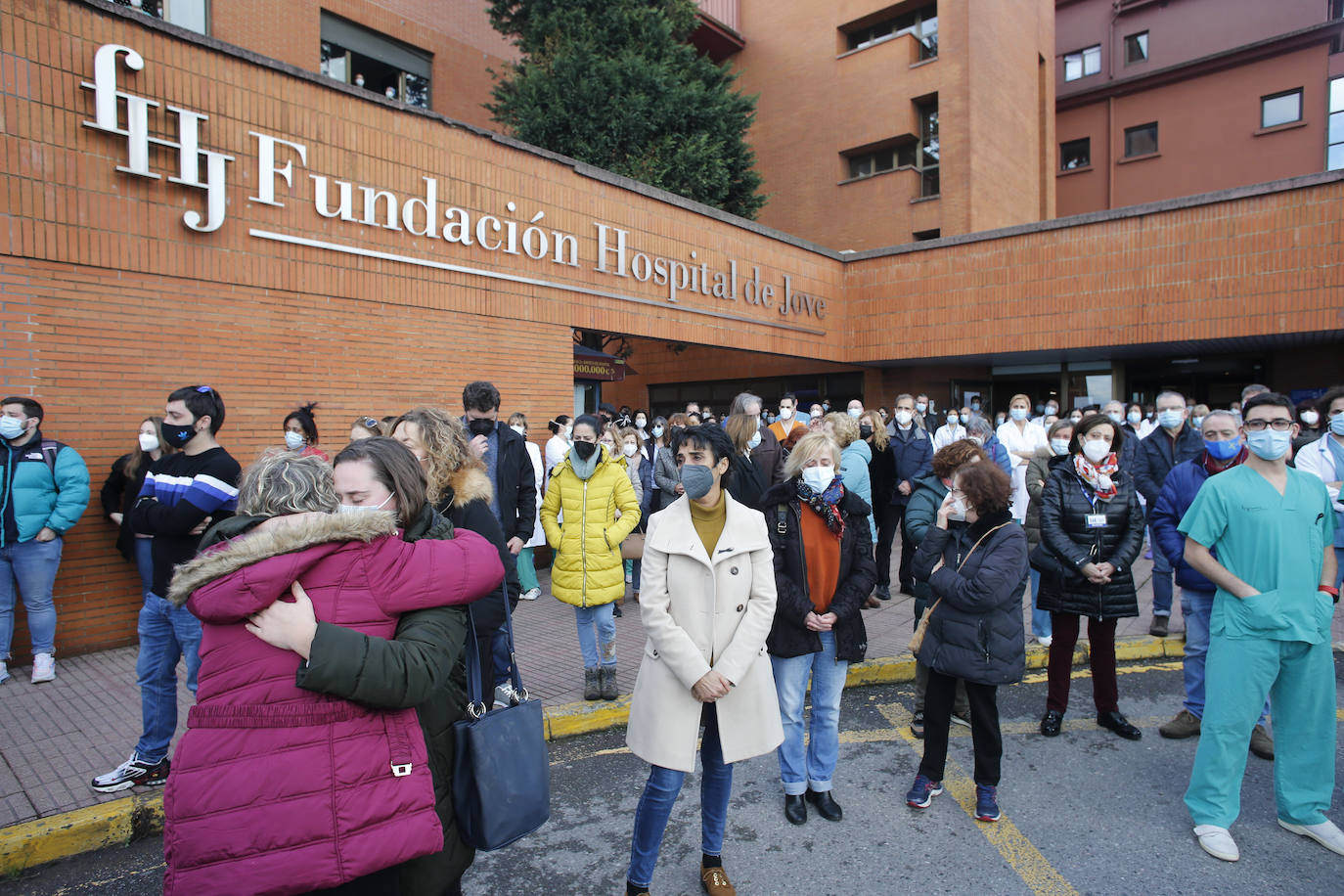 Con una honda emoción y sentimiento, compañeros y amigos del joven Pablo quisieron rendirle homenaje a las puertas de su centro de trabajo, el Hospital de Jove