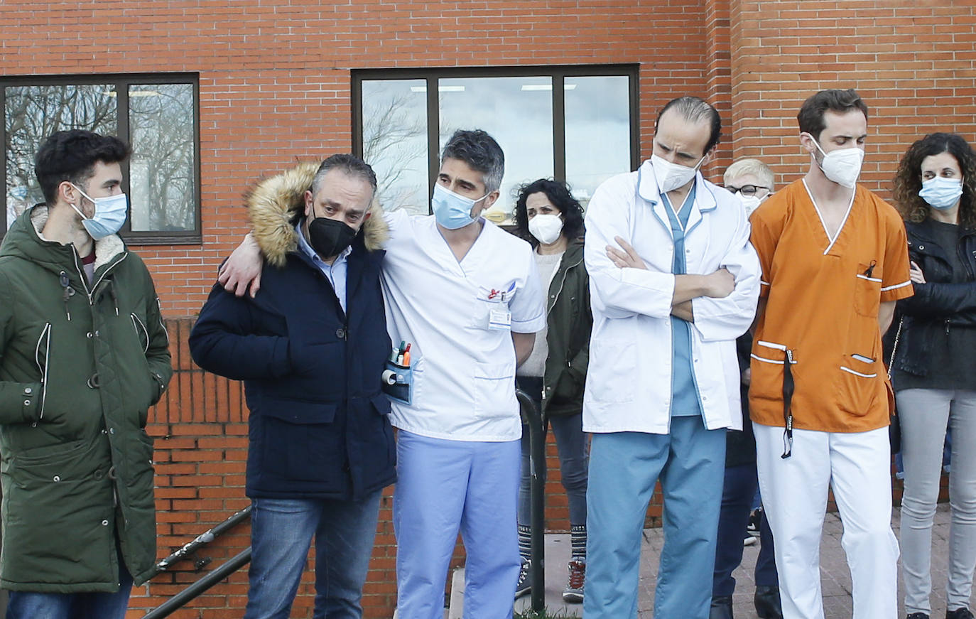 Con una honda emoción y sentimiento, compañeros y amigos del joven Pablo quisieron rendirle homenaje a las puertas de su centro de trabajo, el Hospital de Jove