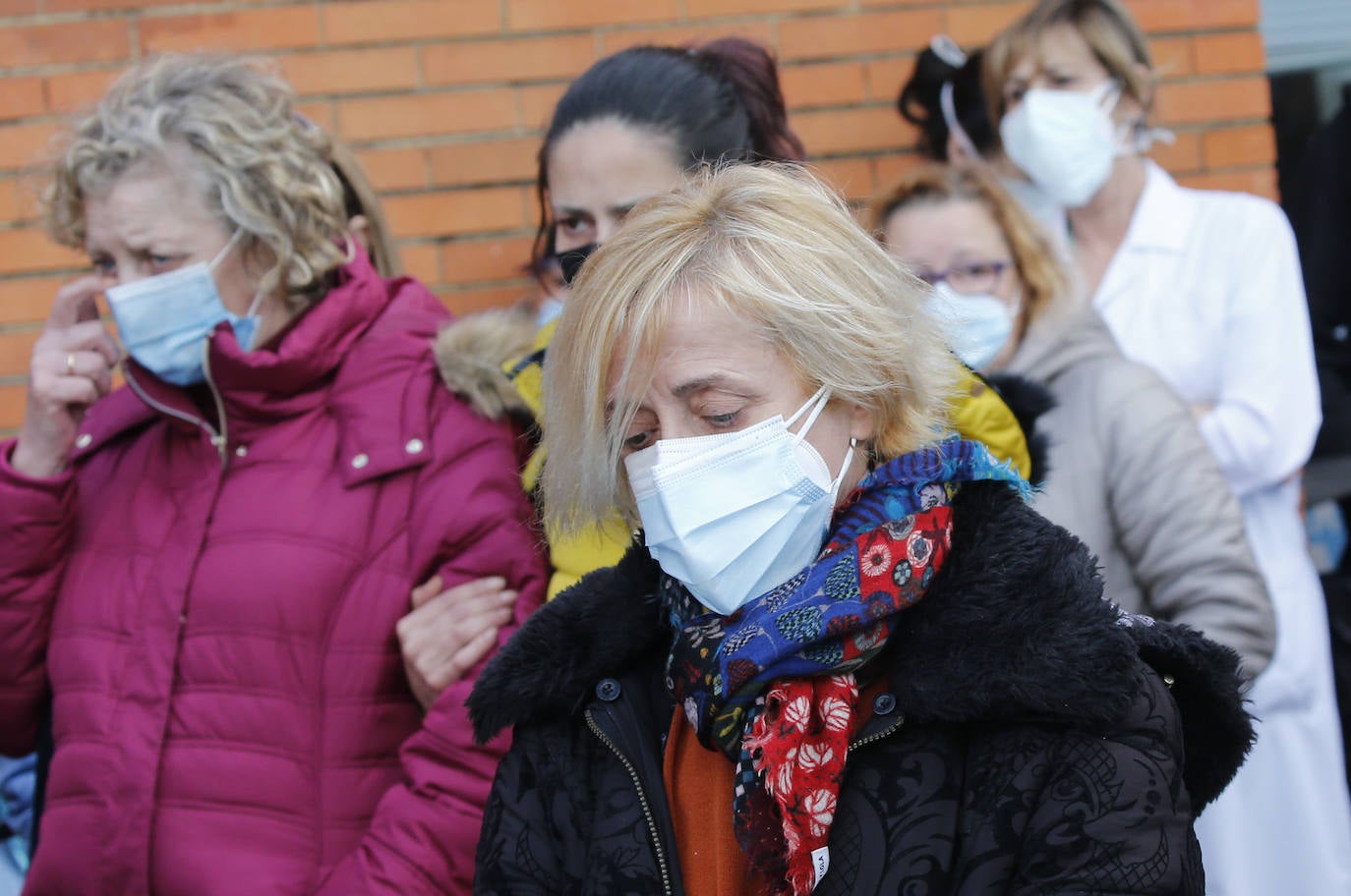 Con una honda emoción y sentimiento, compañeros y amigos del joven Pablo quisieron rendirle homenaje a las puertas de su centro de trabajo, el Hospital de Jove