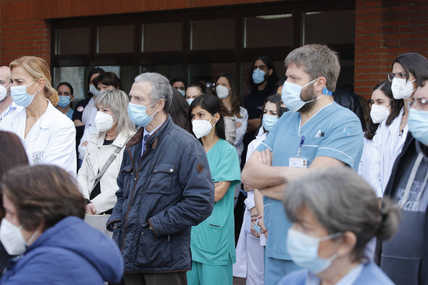 Con una honda emoción y sentimiento, compañeros y amigos del joven Pablo quisieron rendirle homenaje a las puertas de su centro de trabajo, el Hospital de Jove