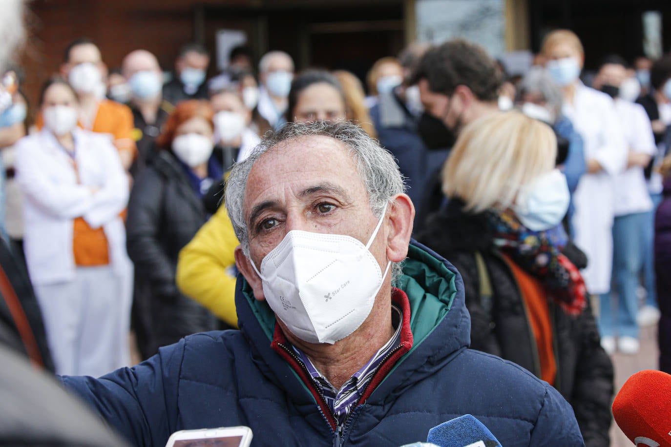 Con una honda emoción y sentimiento, compañeros y amigos del joven Pablo quisieron rendirle homenaje a las puertas de su centro de trabajo, el Hospital de Jove