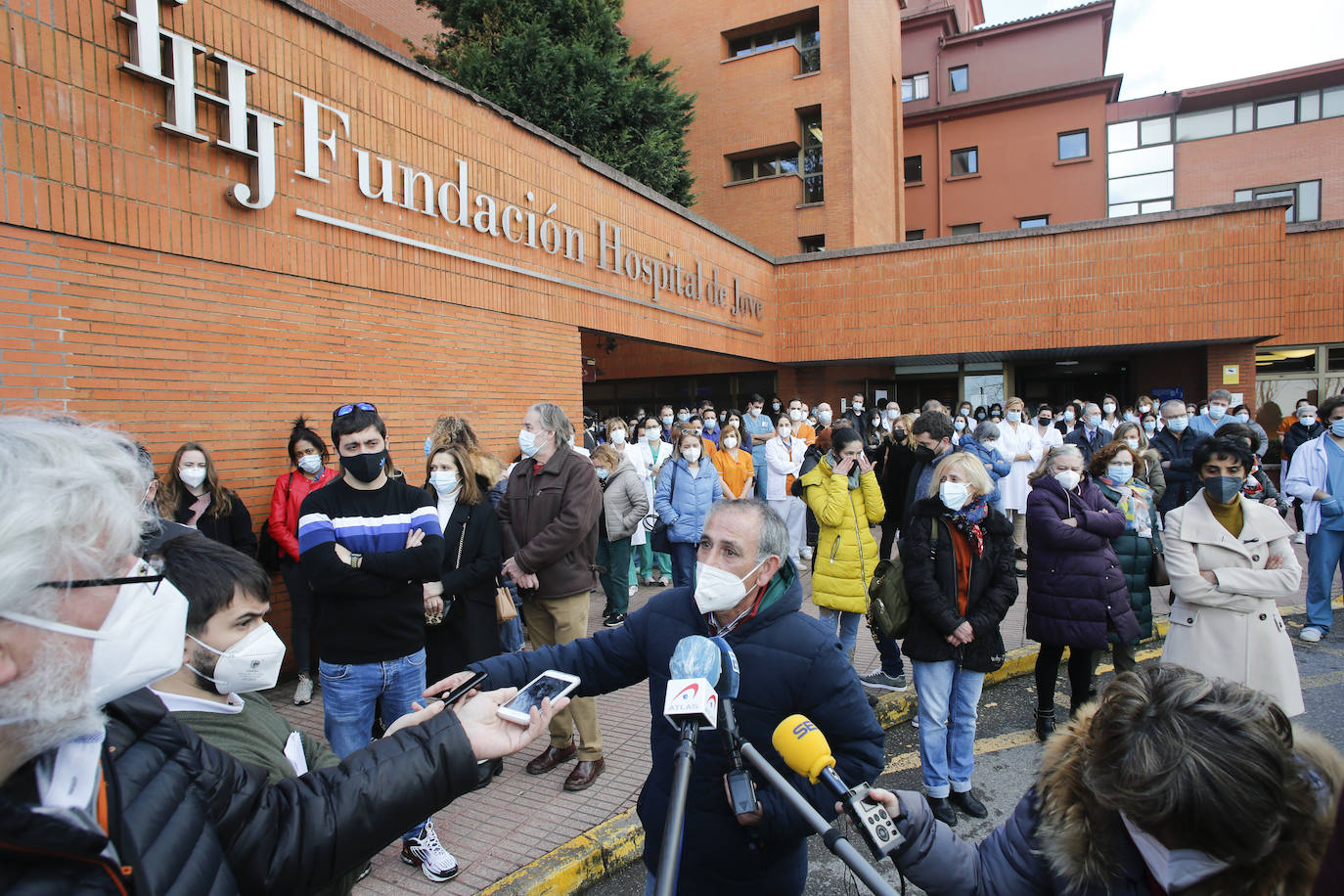Con una honda emoción y sentimiento, compañeros y amigos del joven Pablo quisieron rendirle homenaje a las puertas de su centro de trabajo, el Hospital de Jove