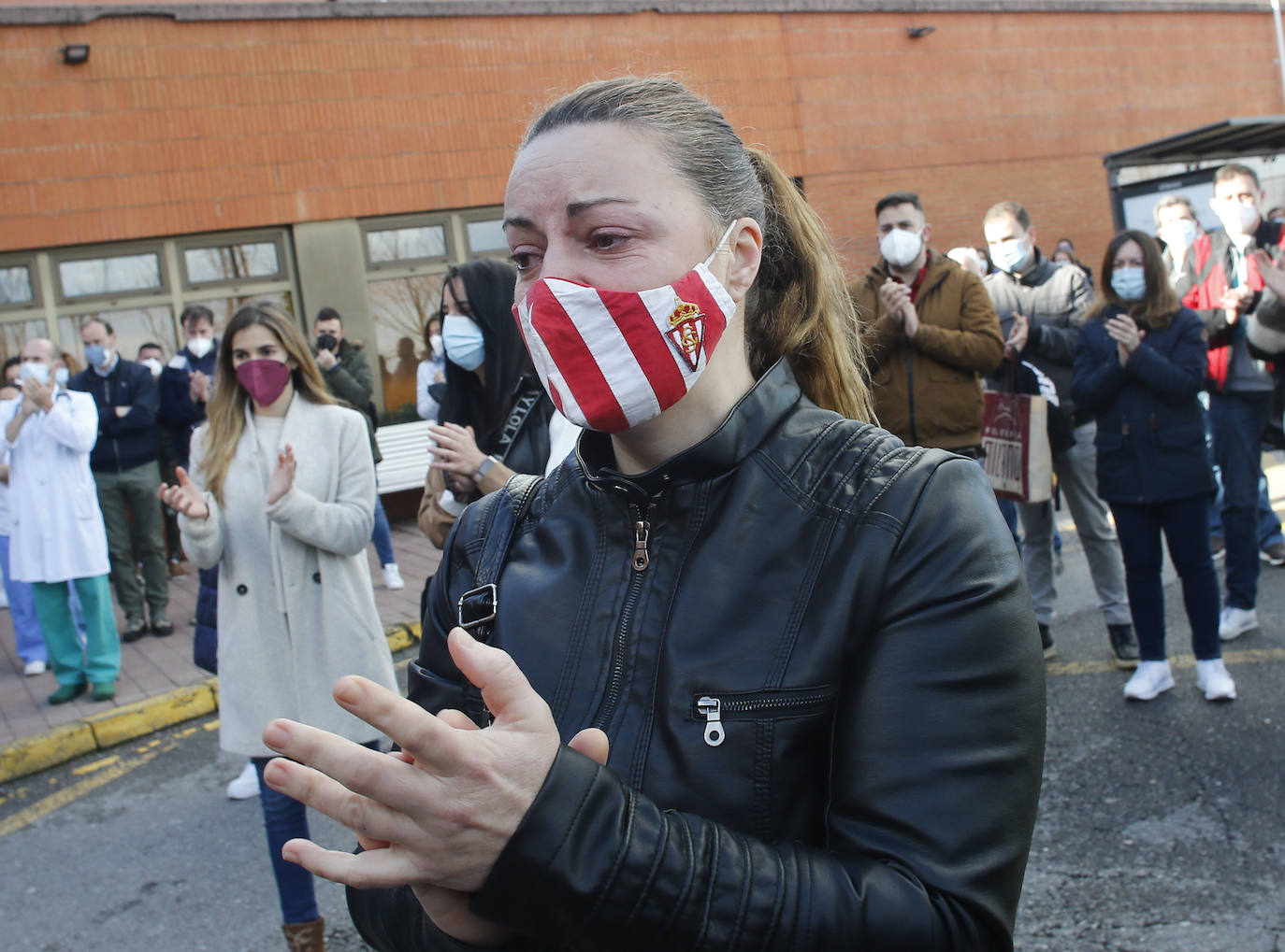 Con una honda emoción y sentimiento, compañeros y amigos del joven Pablo quisieron rendirle homenaje a las puertas de su centro de trabajo, el Hospital de Jove