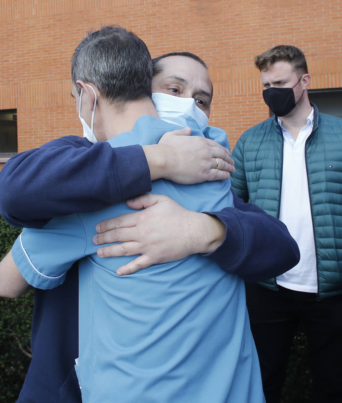 Con una honda emoción y sentimiento, compañeros y amigos del joven Pablo quisieron rendirle homenaje a las puertas de su centro de trabajo, el Hospital de Jove