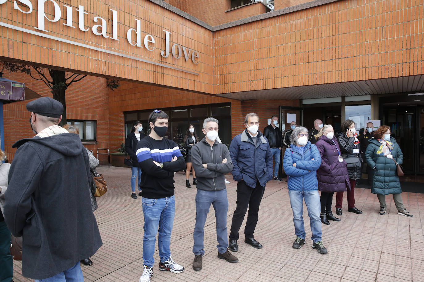 Con una honda emoción y sentimiento, compañeros y amigos del joven Pablo quisieron rendirle homenaje a las puertas de su centro de trabajo, el Hospital de Jove