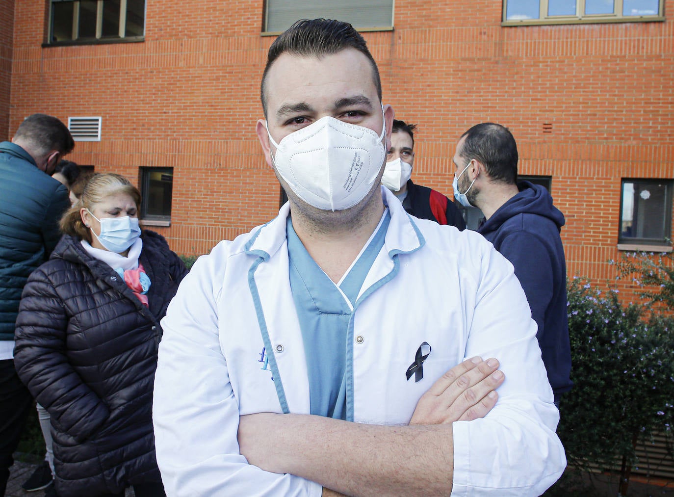 Con una honda emoción y sentimiento, compañeros y amigos del joven Pablo quisieron rendirle homenaje a las puertas de su centro de trabajo, el Hospital de Jove