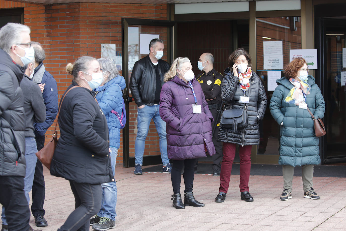 Con una honda emoción y sentimiento, compañeros y amigos del joven Pablo quisieron rendirle homenaje a las puertas de su centro de trabajo, el Hospital de Jove