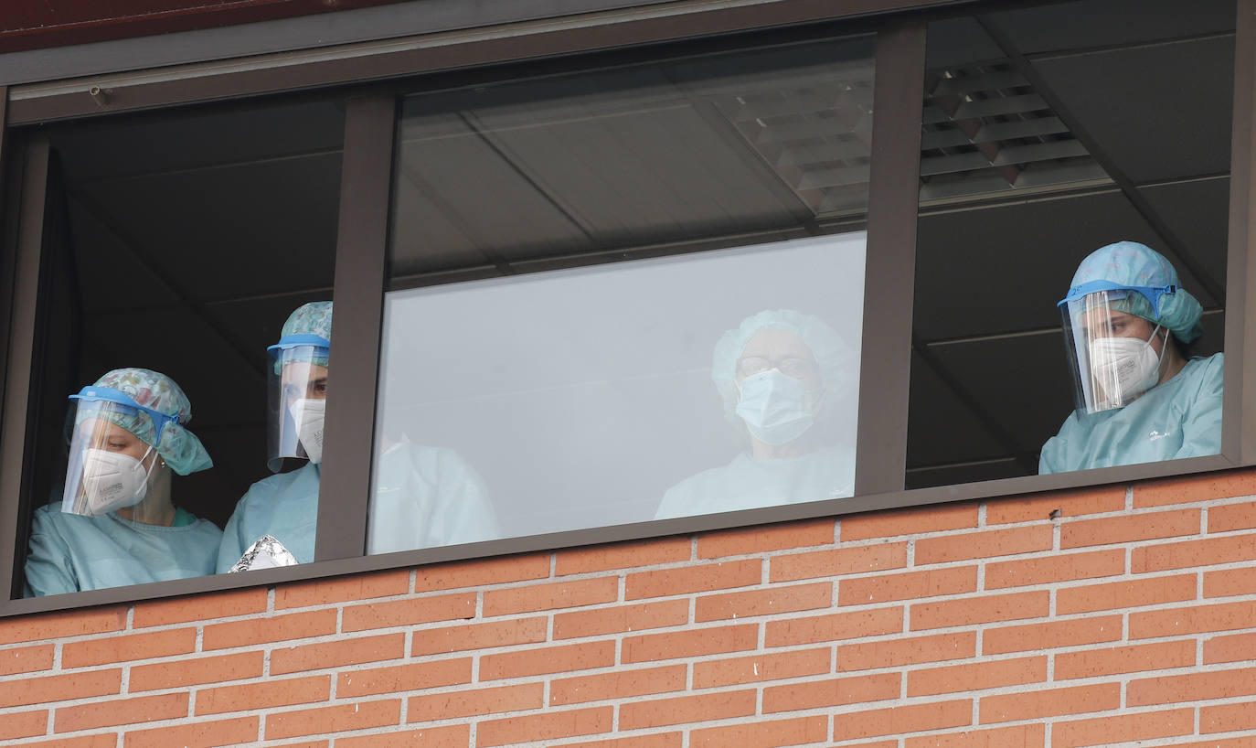 Con una honda emoción y sentimiento, compañeros y amigos del joven Pablo quisieron rendirle homenaje a las puertas de su centro de trabajo, el Hospital de Jove