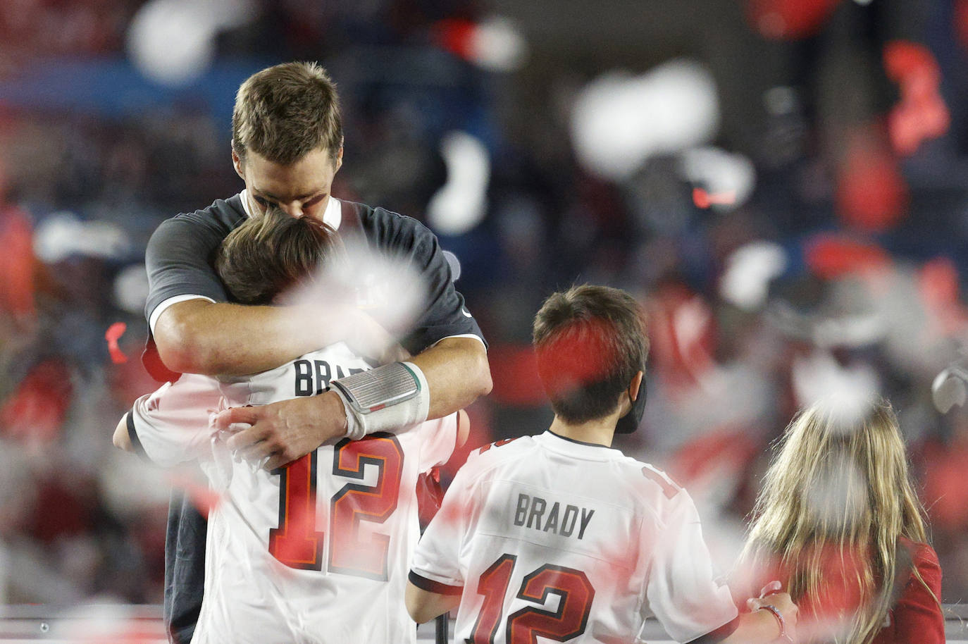 La Super Bowl de la pandemia terminó, en lo deportivo, con una aplastante y merecida victoria de los Buccaneers de Tampa sobre los Chiefs de Kansas City, por 31 a 9, que les vale a los de Florida su segundo título, 19 años después del primero | The Weeknd fue el artista canadiense encargado de protagonizar el espectáculo del intermedio