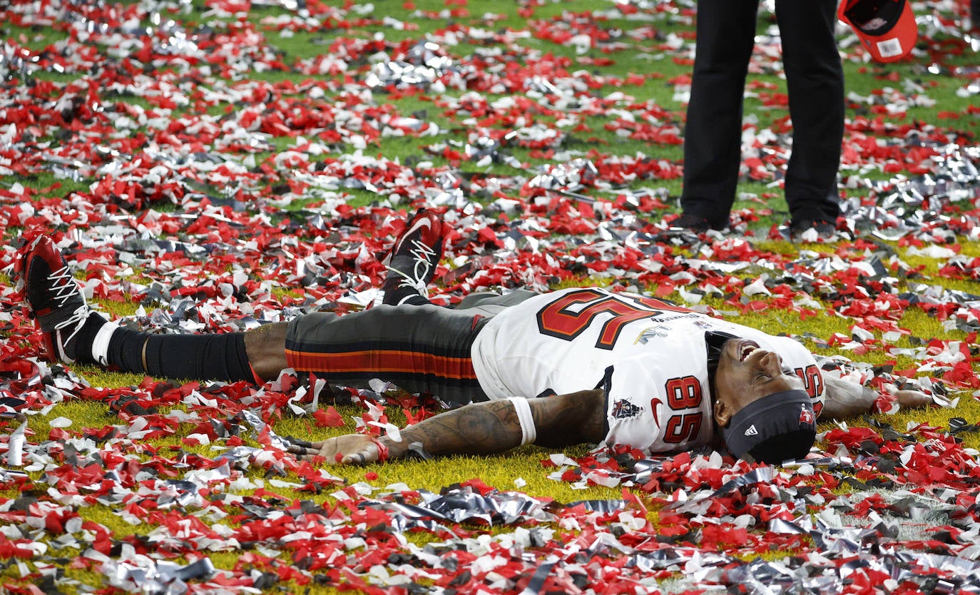 La Super Bowl de la pandemia terminó, en lo deportivo, con una aplastante y merecida victoria de los Buccaneers de Tampa sobre los Chiefs de Kansas City, por 31 a 9, que les vale a los de Florida su segundo título, 19 años después del primero | The Weeknd fue el artista canadiense encargado de protagonizar el espectáculo del intermedio