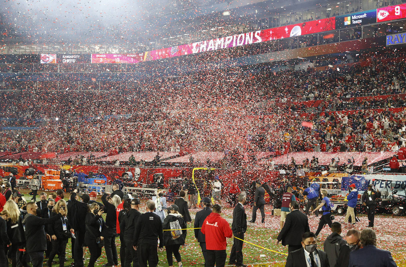 La Super Bowl de la pandemia terminó, en lo deportivo, con una aplastante y merecida victoria de los Buccaneers de Tampa sobre los Chiefs de Kansas City, por 31 a 9, que les vale a los de Florida su segundo título, 19 años después del primero | The Weeknd fue el artista canadiense encargado de protagonizar el espectáculo del intermedio