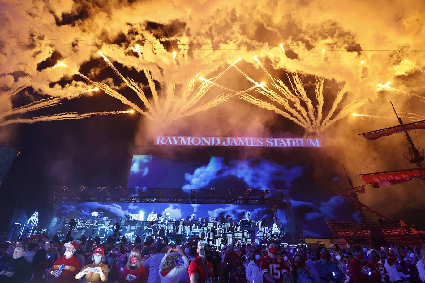 La Super Bowl de la pandemia terminó, en lo deportivo, con una aplastante y merecida victoria de los Buccaneers de Tampa sobre los Chiefs de Kansas City, por 31 a 9, que les vale a los de Florida su segundo título, 19 años después del primero | The Weeknd fue el artista canadiense encargado de protagonizar el espectáculo del intermedio