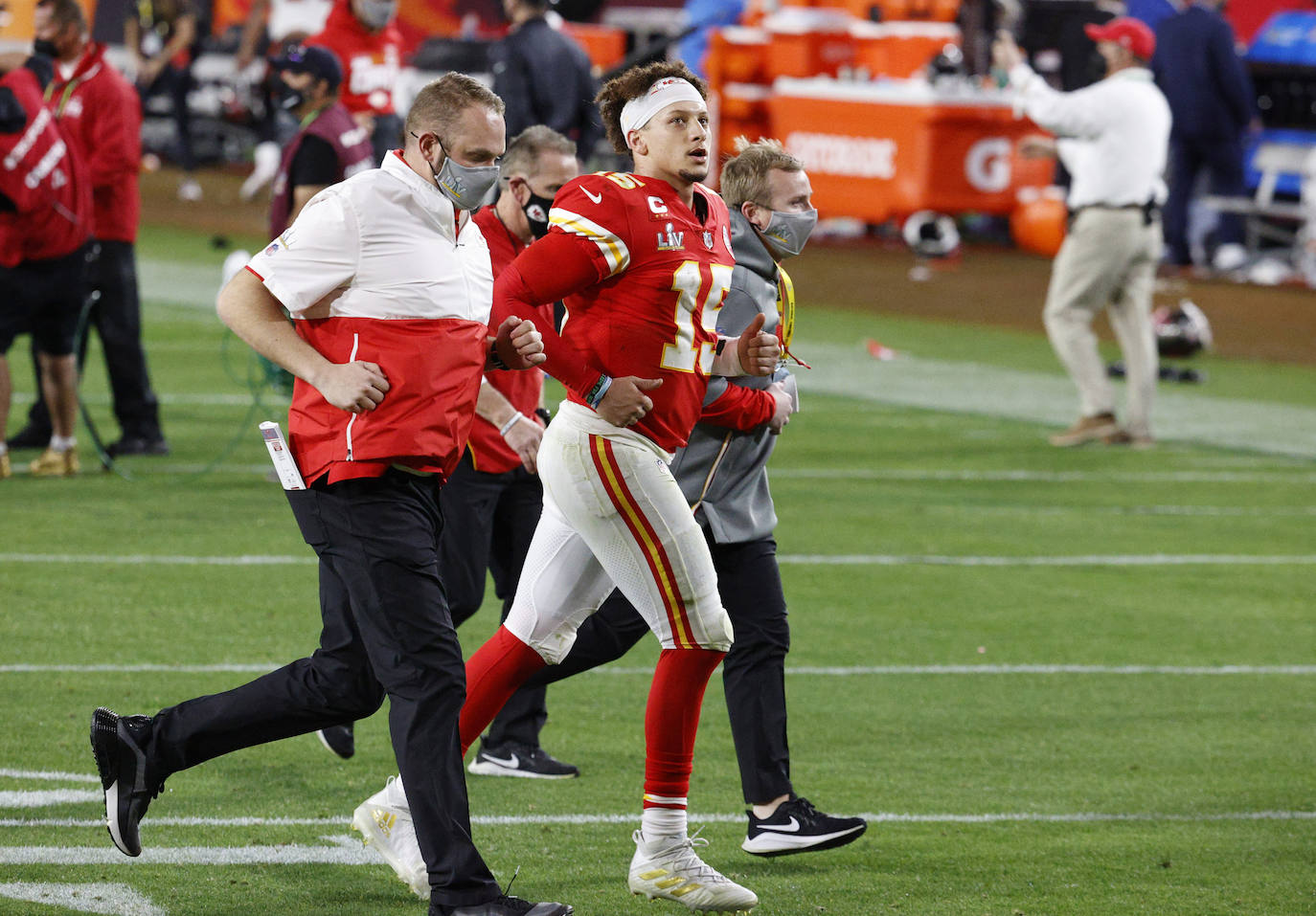 La Super Bowl de la pandemia terminó, en lo deportivo, con una aplastante y merecida victoria de los Buccaneers de Tampa sobre los Chiefs de Kansas City, por 31 a 9, que les vale a los de Florida su segundo título, 19 años después del primero | The Weeknd fue el artista canadiense encargado de protagonizar el espectáculo del intermedio