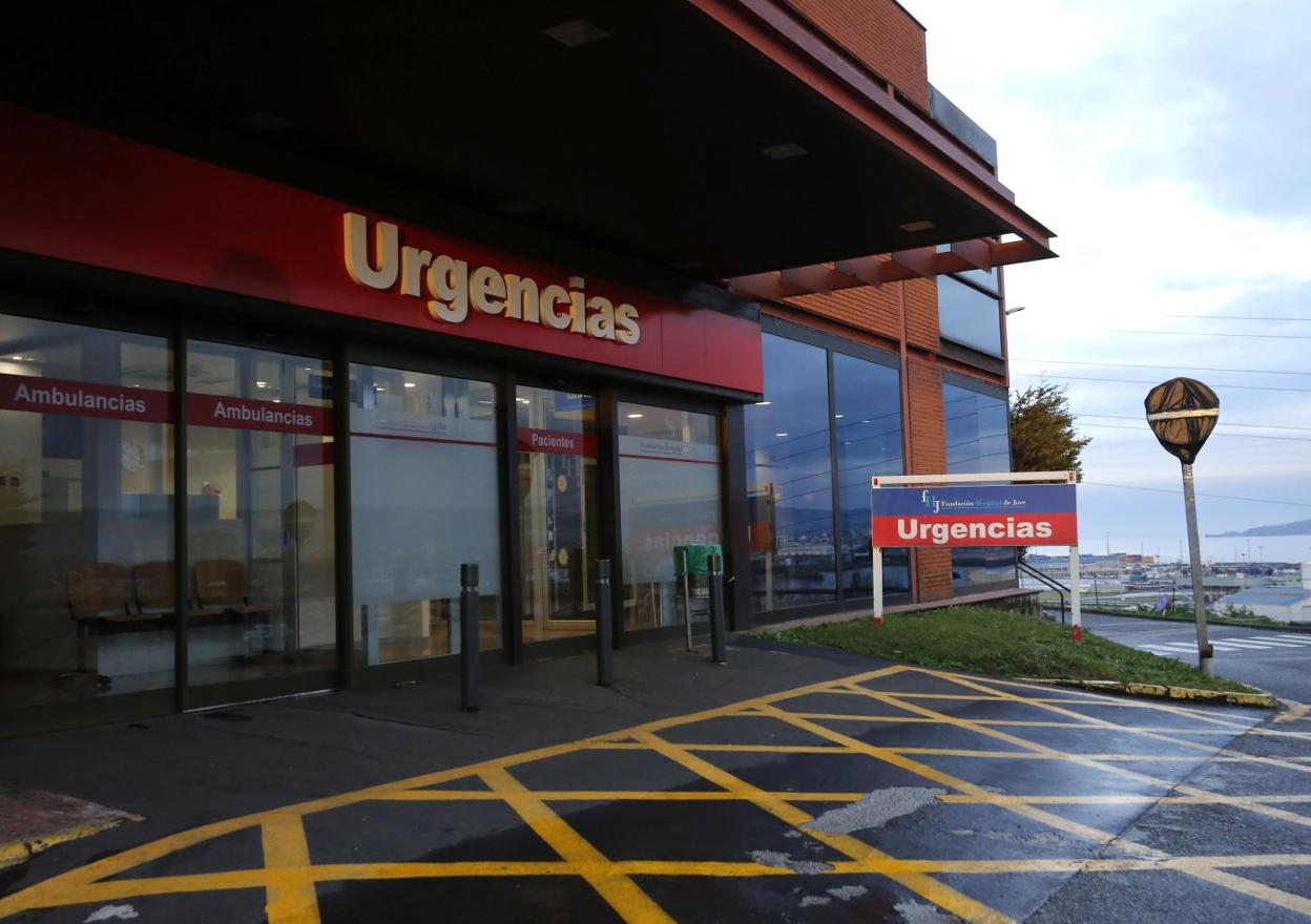 Puerta de acceso a Urgencias en el Hospital de Jove, en Gijón, donde trabajaba el sanitario fallecido. 