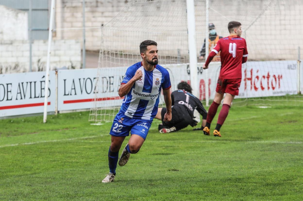 Vitolo celebra el primer gol, con los gijoneses Iván Llamas y Hugo Pérez vencidos en la portería. 