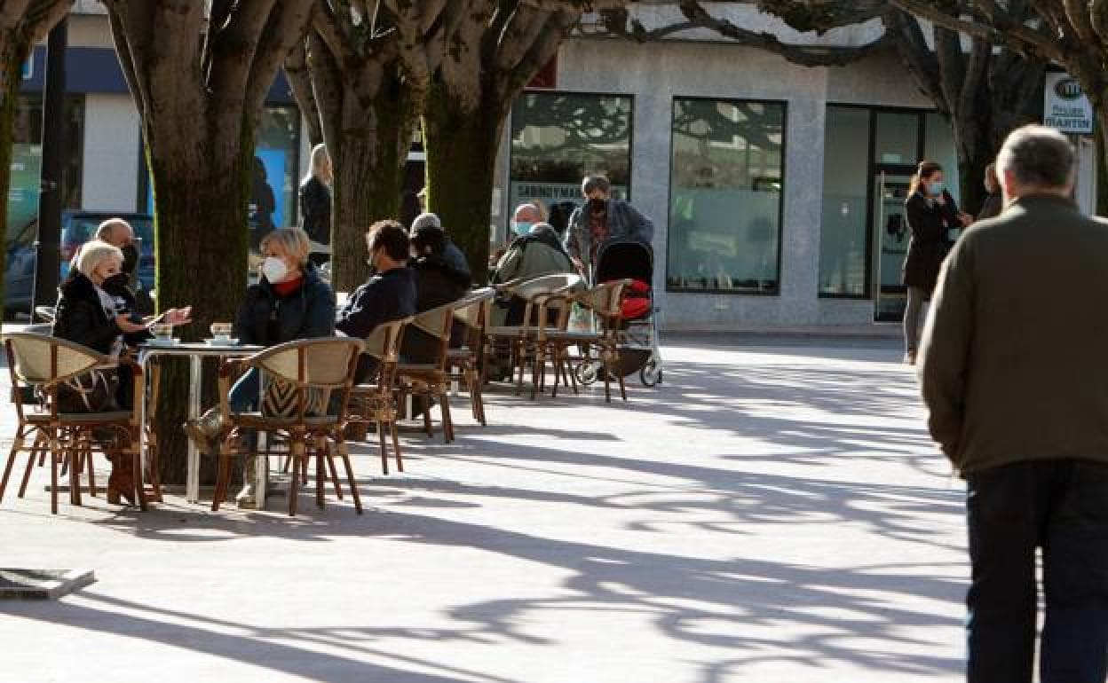 Clientes en una terraza hostelera en Pola de Lena.